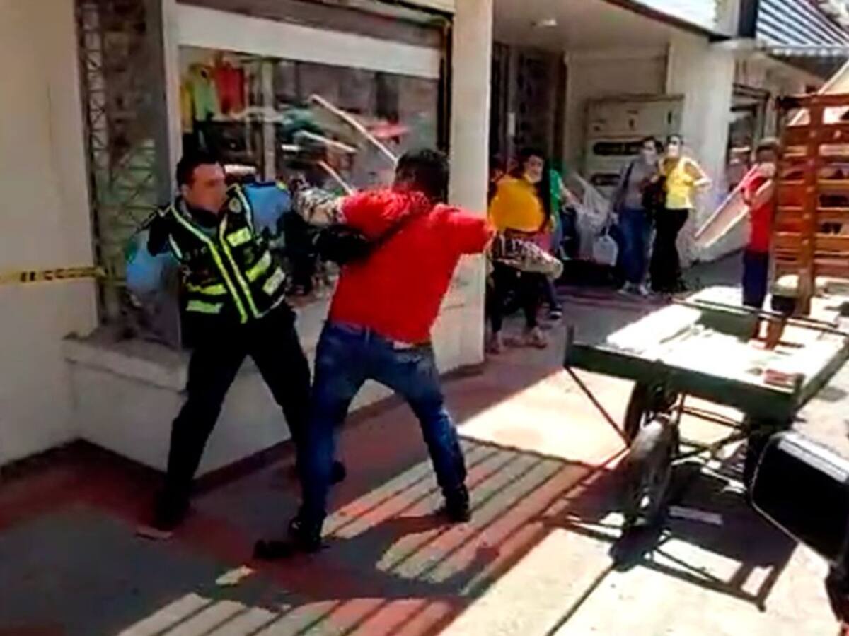 Video: guarda de tránsito y motorista se fueron a las manos por un choque