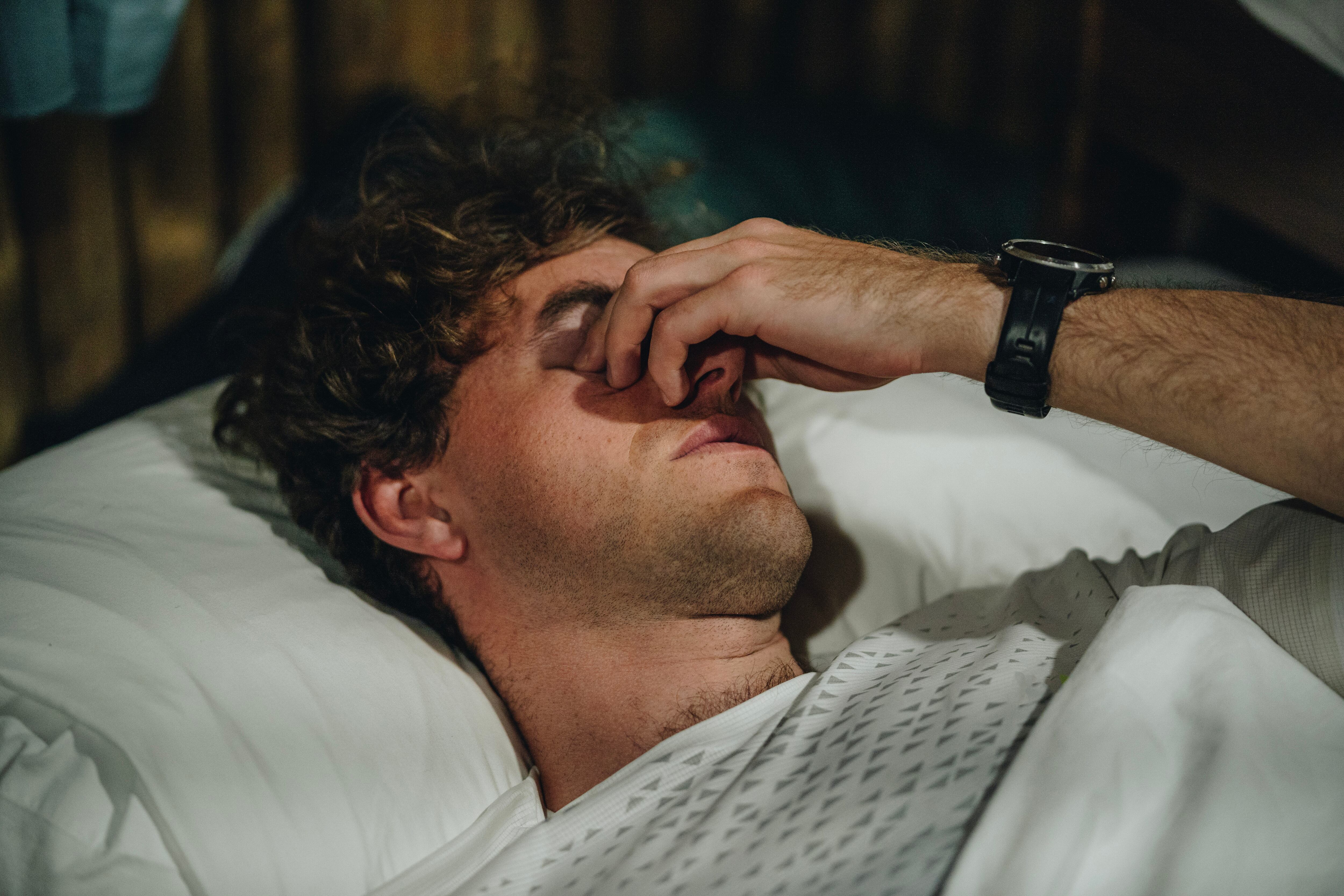 Hombre con los ojos tapados porque está triste (Getty Images)