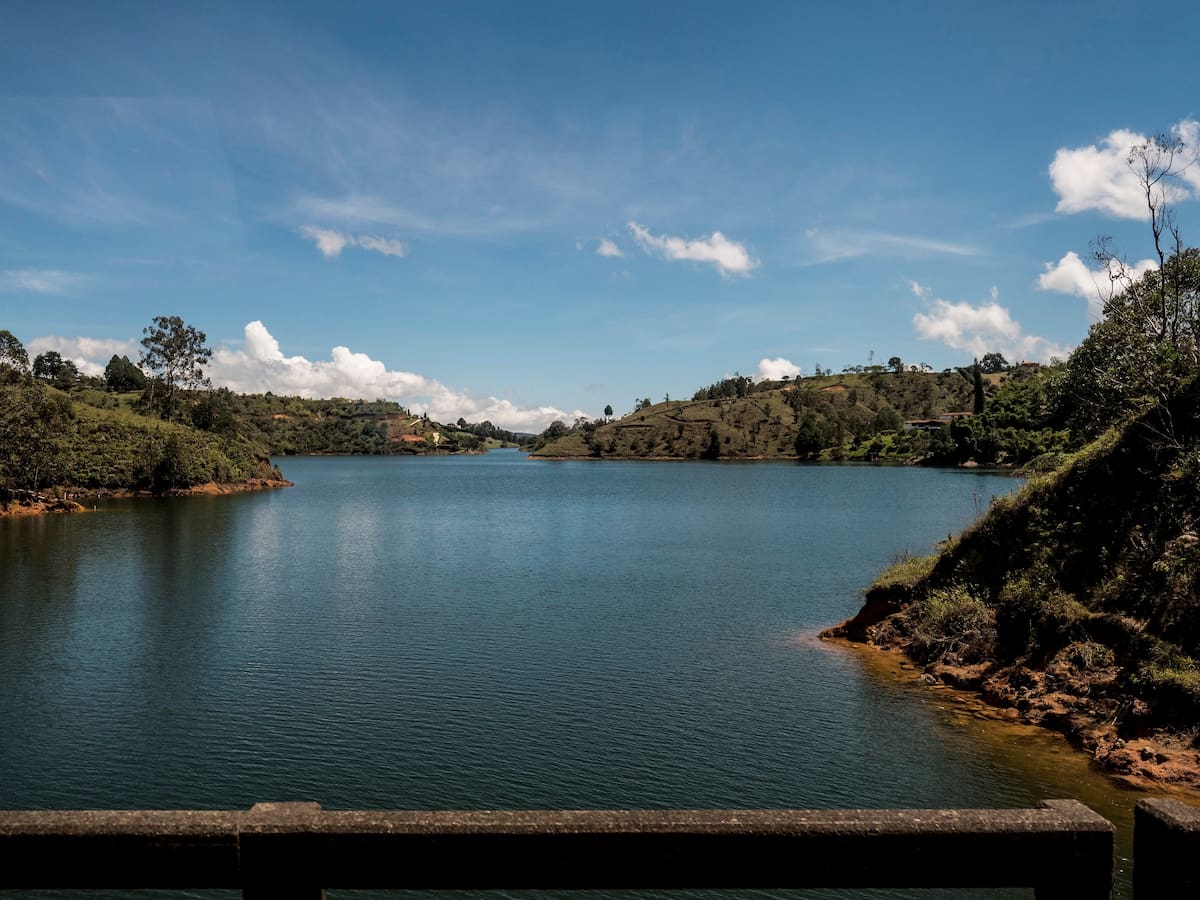 Suspenden inmersiones de buzos en búsqueda de turista desaparecido en embalse de Guatapé - El Peñol