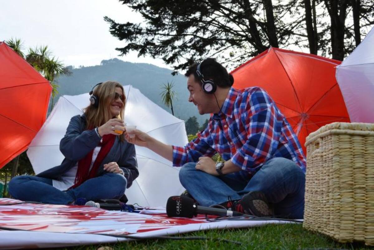 Diana Montoya y Andrés López brindando por los tres años de A vivir que son tres años