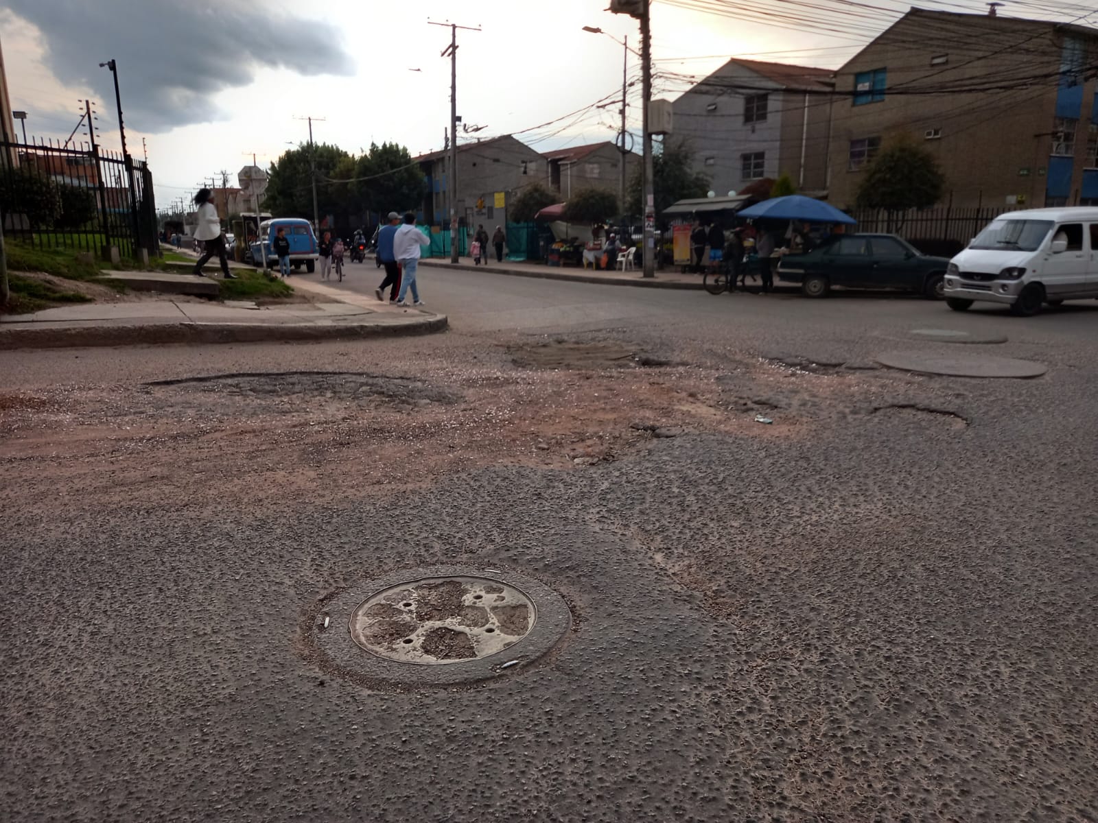 Uno de los tantos huecos que tiene la vía. Cortesía @YairMendoza85t