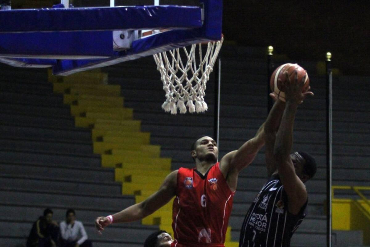 En el Coliseo El Salitre de Bogotá, se lleva a cabo el partido entre Piratas de Bogotá Vs. Halcones de Cúcuta en el marco 15 de la jornada de la temporada regular de la Liga Directv de Baloncesto. 