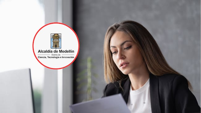 Persona haciendo una sollicitud virtual y al lado el logo de la Alcaldía de Medellín (Fotos vía Getty Images y redes sociales de la Alcaldía de Medellín)