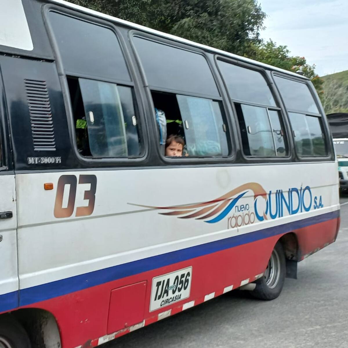 Conductores de buses entre Quindío y Valle y las pérdidas que deja colapso del puente