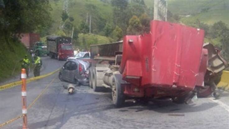 Seis muertos por caída de contenedor sobre vehículos en camino a La Línea
