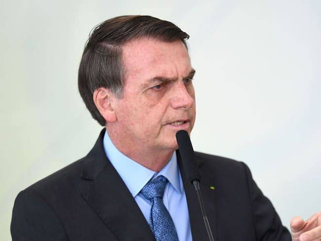 Bolsonaro aceptaría ayuda del G7 contra incendios si Macron se disculpa
