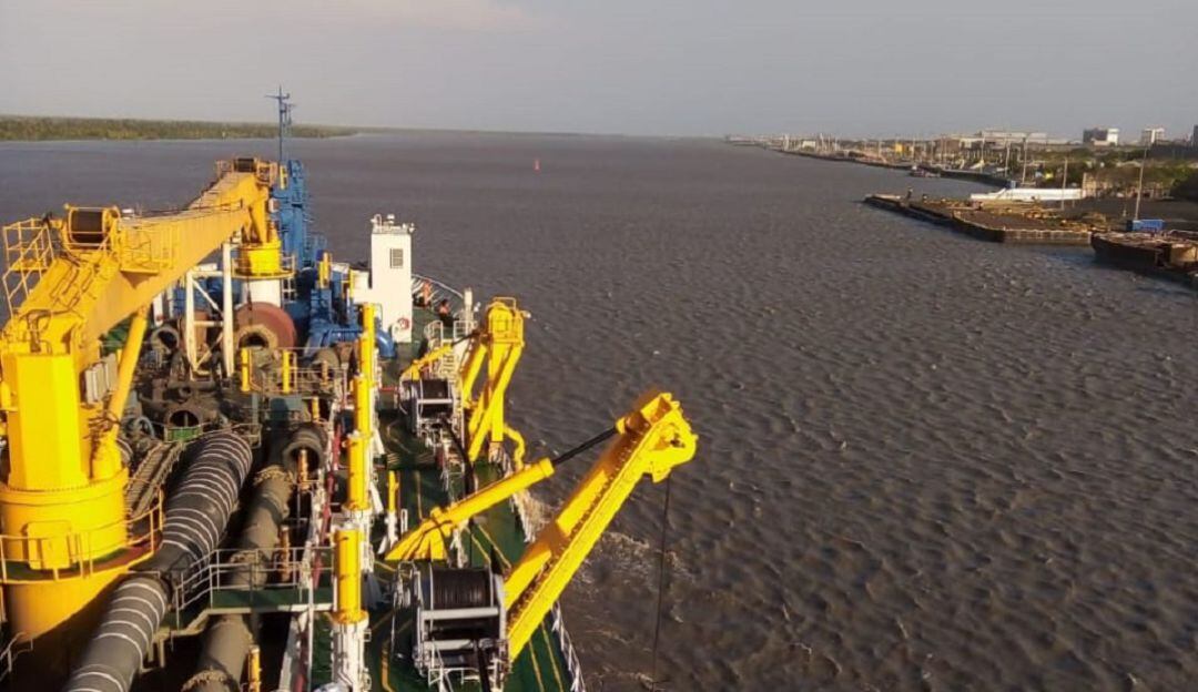 Draga en el canal de acceso