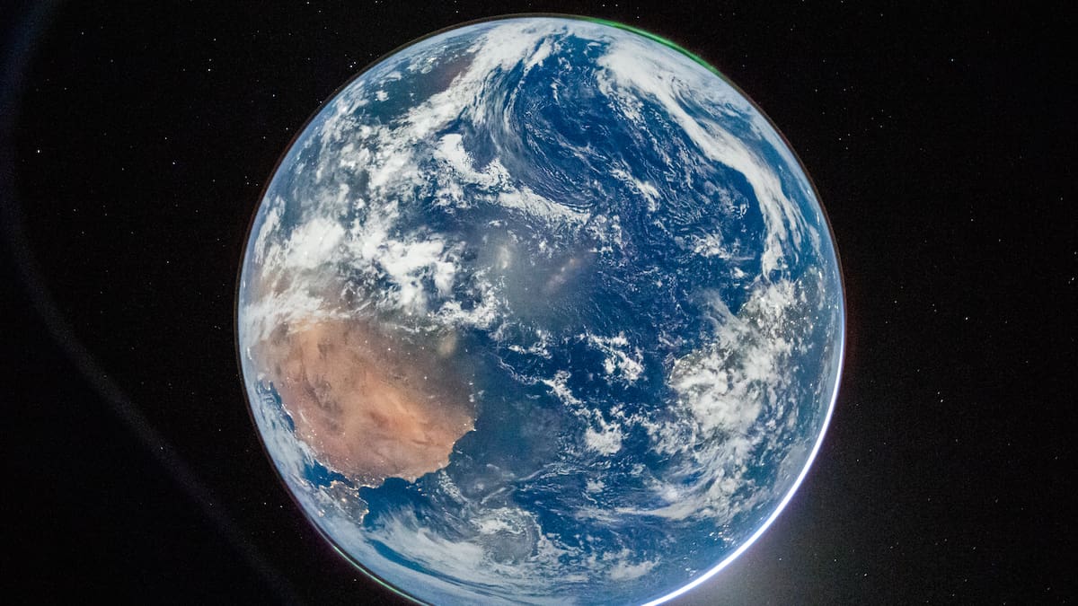 ¿Por qué la Tierra “brilla” más de noche? Su luz aumentó un 16%: La NASA explicó las razones