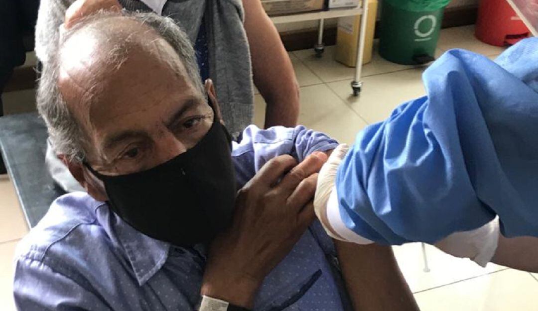 Proceso de vacunación con adultos mayores