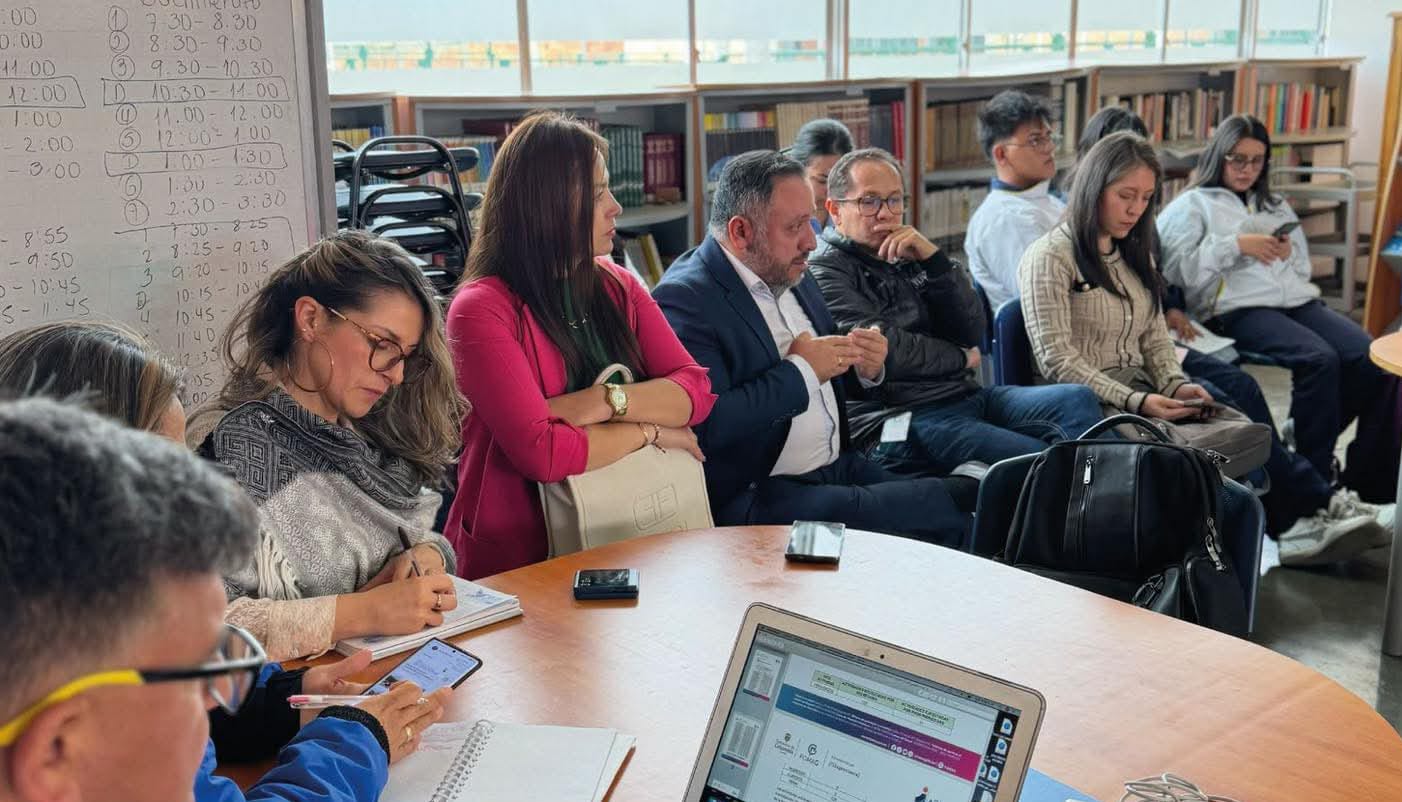 La reunión entre la Secretaría de Educación de Tunja, estudiantes, padres de familia y directivos del Gimnasio Gran Colombiano se realizó en las instalaciones de la institución / Foto: Suministrada.