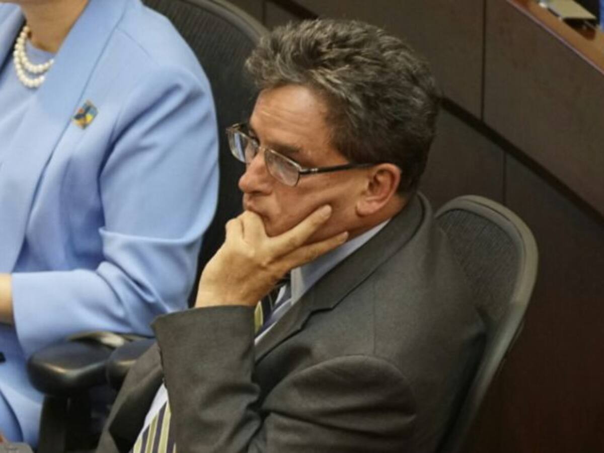 Radican moción de censura contra Alberto Carrasquilla