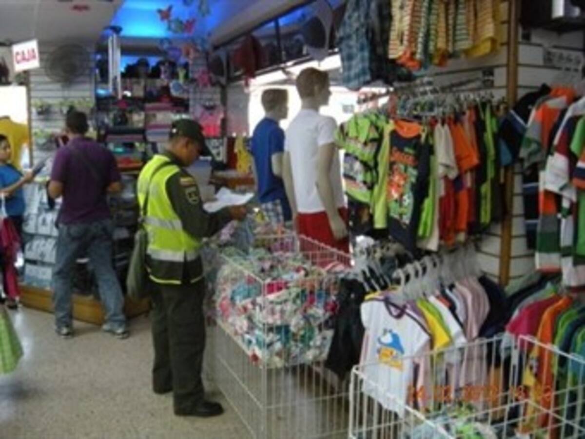 Policía decomisa cargamento de confecciones en Bolívar