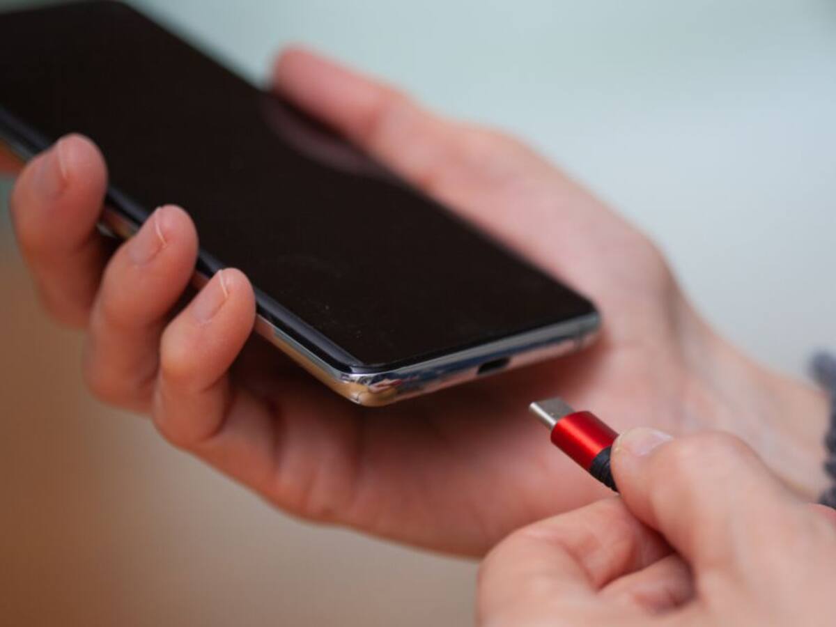 ¿Dejar cargando el celular toda la noche es malo?