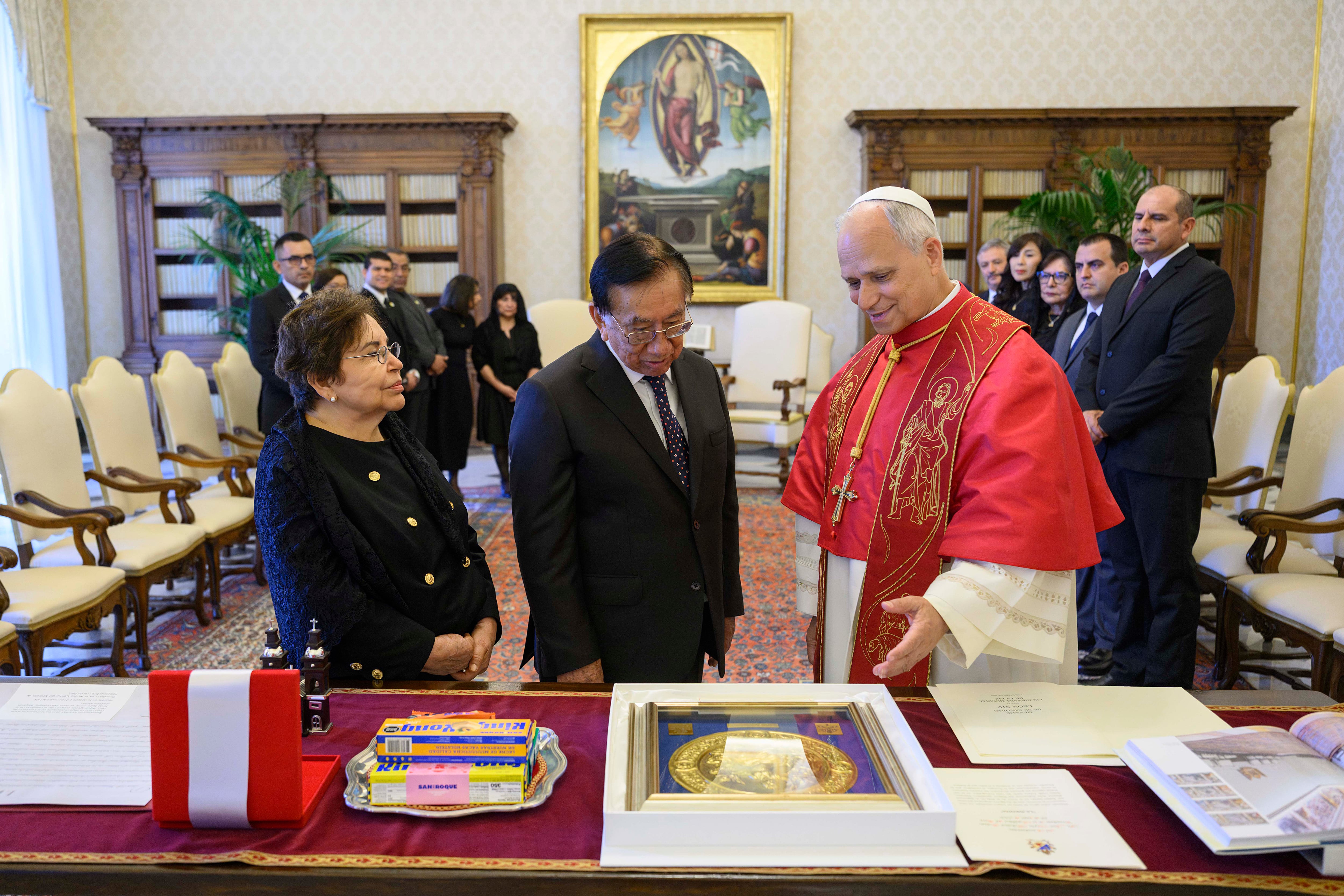 Encuentro entre el papa León XIV y el presidente interino de Perú, José María Balcazar, en Ciudad del Vaticano.
(Foto: Simone Risoluti - Vatican Media via Vatican Pool/Getty Images)