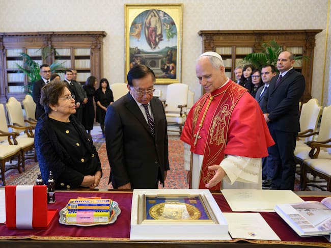 Encuentro entre el papa León XIV y el presidente interino de Perú, José María Balcazar, en Ciudad del Vaticano.
(Foto: Simone Risoluti - Vatican Media via Vatican Pool/Getty Images)