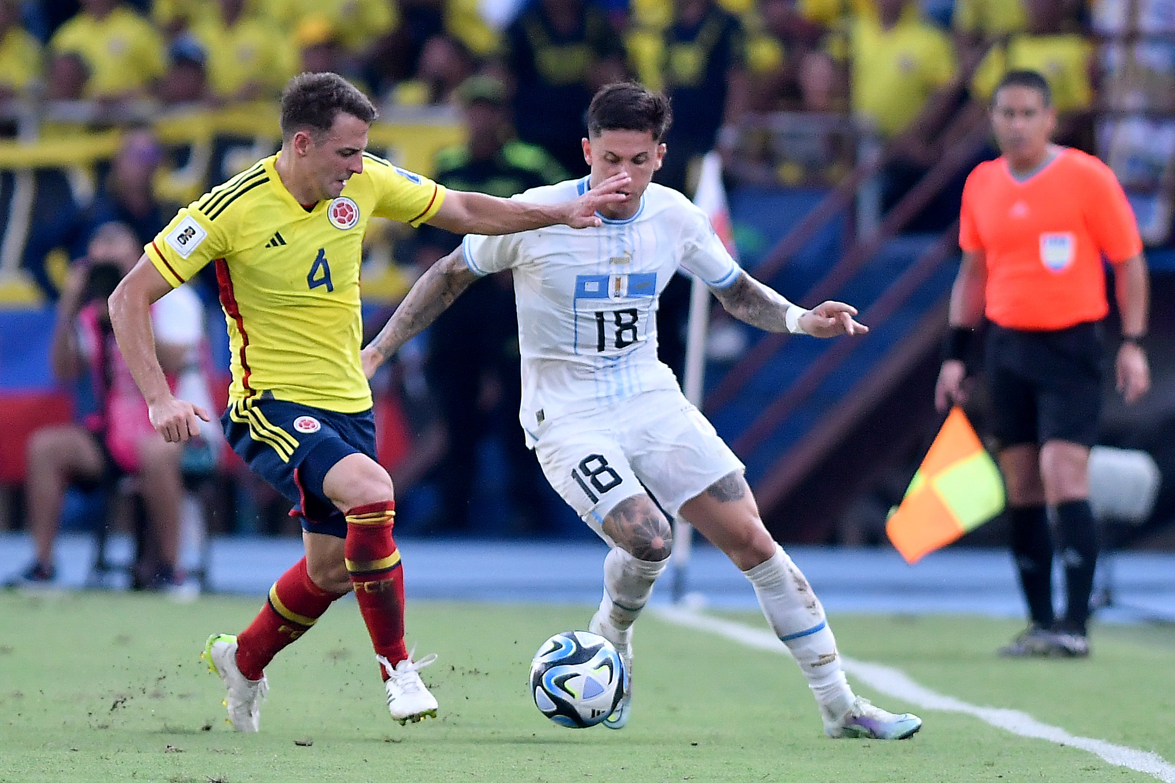 Santiago Arias fue uno de los mejores jugadores de la Selección Colombia ante Uruguay. (Photo by Gabriel Aponte/Getty Images)