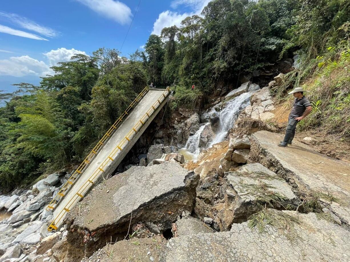 Puente colapsado entre Cocorná y Granada- foto gobernación de Antioquia