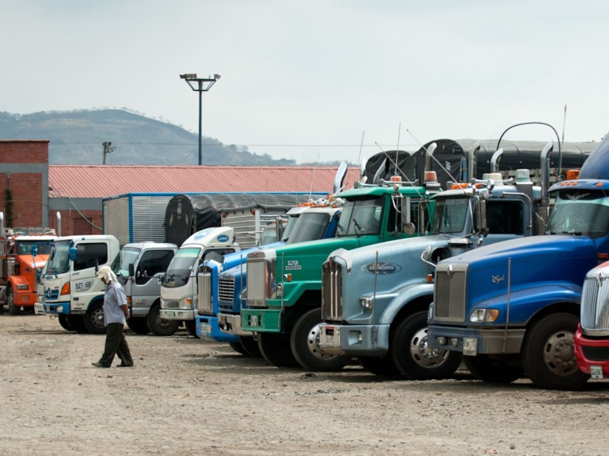Vehículos estacionados sin mover por cuarentena ponen en peligro a usuarios