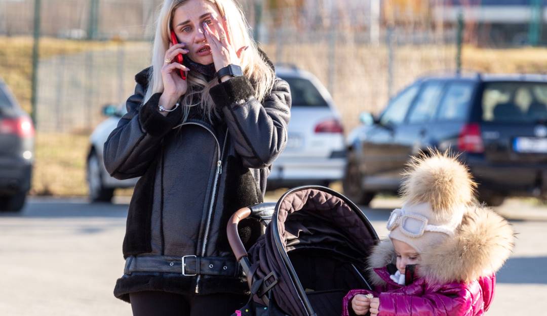 Mujer ucraniana llega con su hija a la frontera con Polonia.        Foto: Getty 