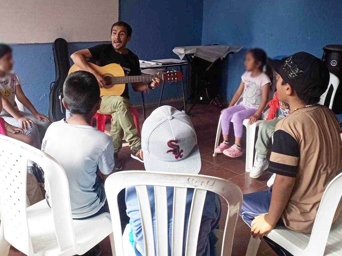 El profesor de música que con sus estudiantes quedó en medio de combates en Cauca
