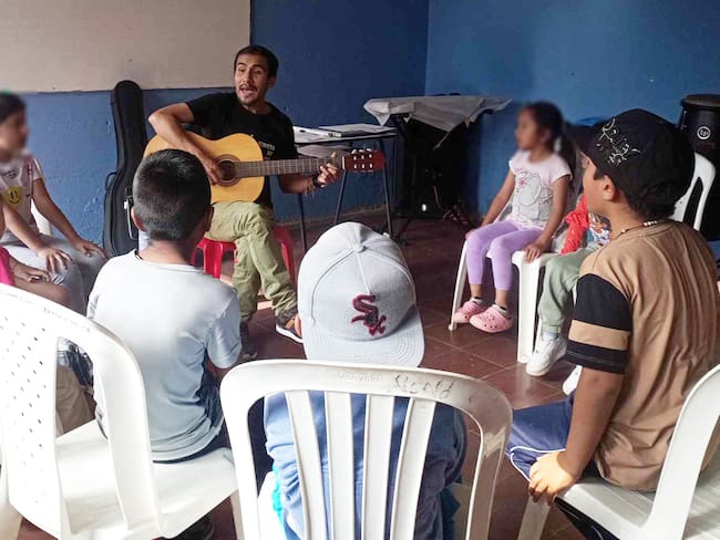 El profesor de música que con sus estudiantes quedó en medio de combates en Cauca