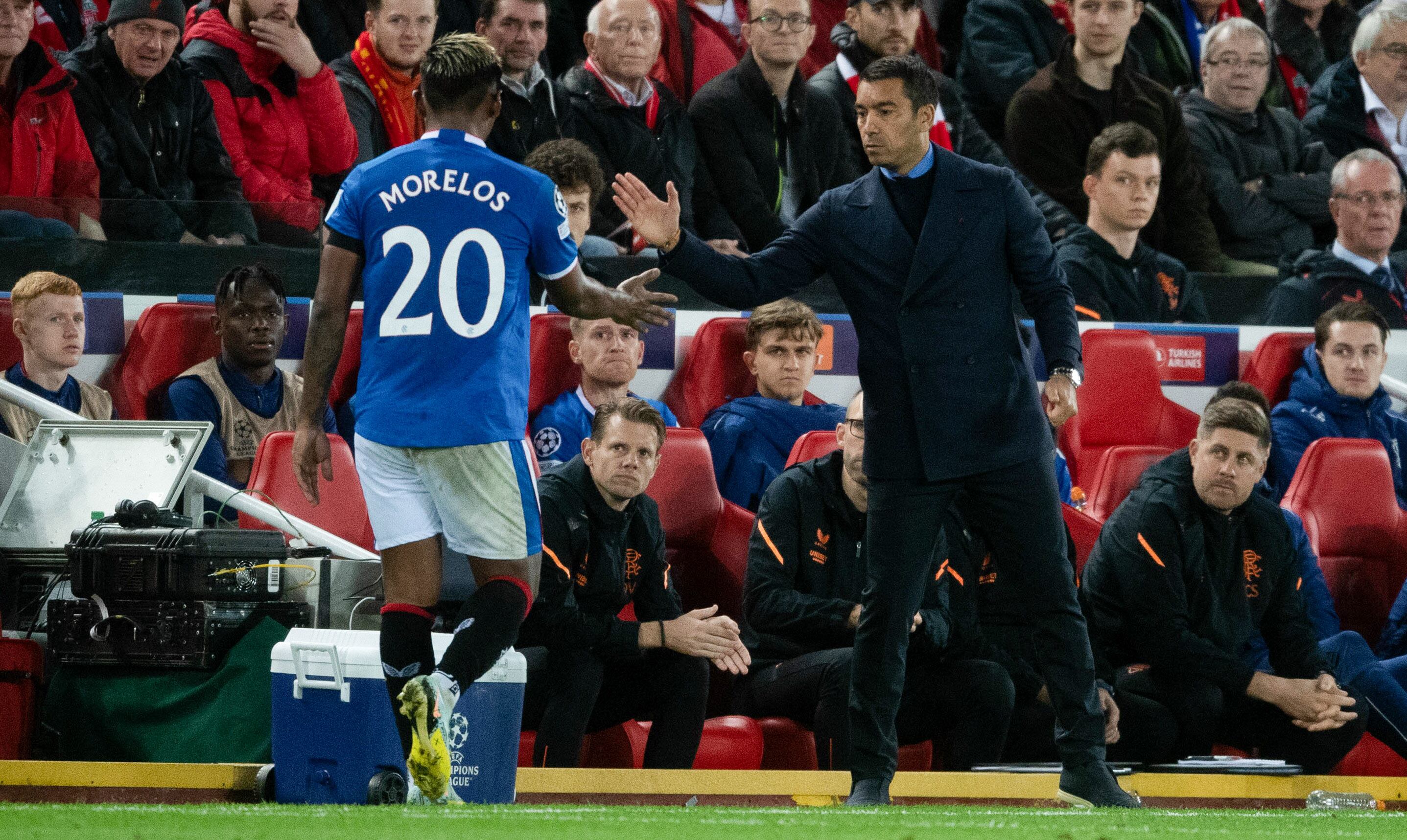 LIVERPOOL, ENGLAND - OCTOBER 04: Alfredo Morelos saluda a van Bronckorst tras ser sustituido. (Photo by Ross MacDonald/SNS Group via Getty Images)