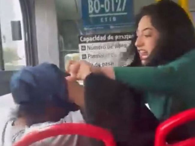+ Nota internaVIDEO|Mujer se defendió de joven que la habría toca en Transmilenio
