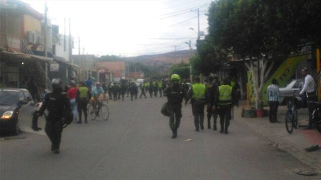 Los comerciantes se enfrentaron a la autoridad, quien los dispersó con un grupo de antimotines y gases lacrimógenos. Foto: Policía Metropolitana de Cúcuta