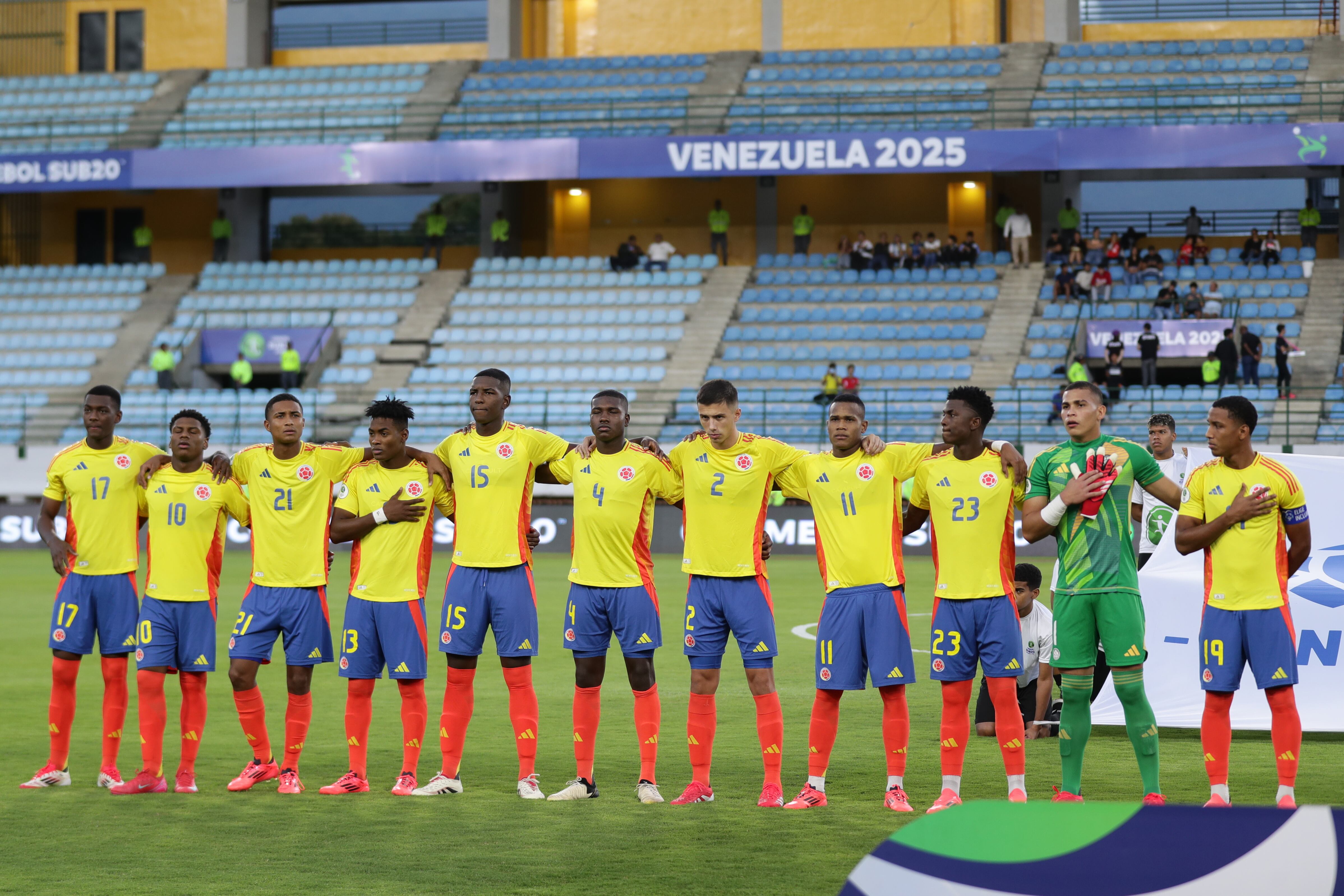 Los jugadores de Colombia se forman en un partido del hexagonal final del Campeonato Sudamericano sub-20 entre las selecciones de Argentina y Colombia en estadio Brígido Iriarte, en Caracas (Venezuela). EFE/ Ronald Pena R