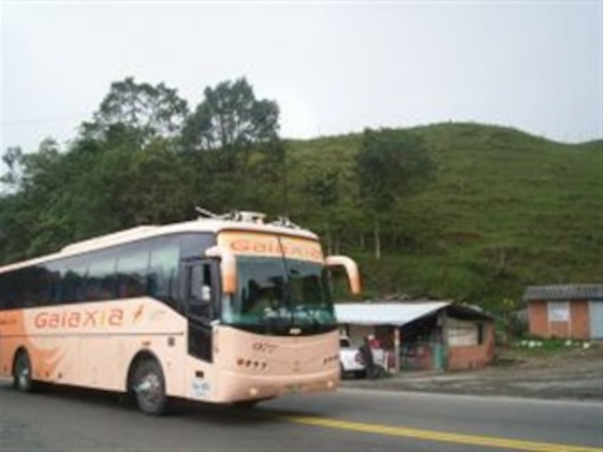 Un corto circuito provocó incendio de un bus en Quindío que cubría la ruta Bogota Cali