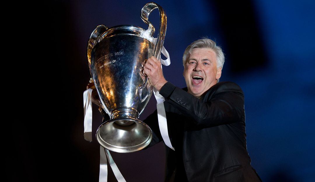 Carlo Ancelotti levantando el trofeo de la Champions League en 2014
