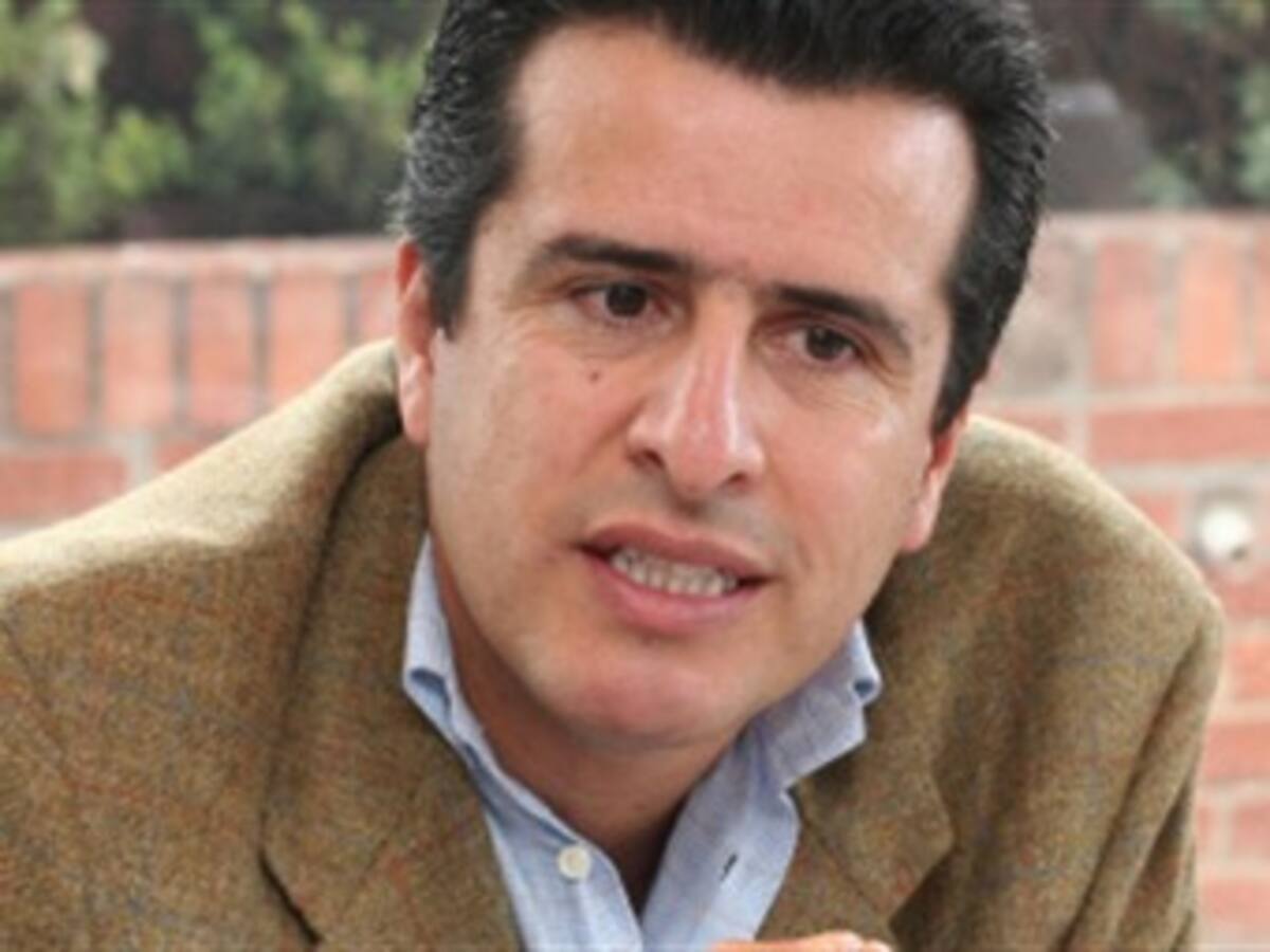 Congresista Luis Fernando Velasco denuncia complot en su contra