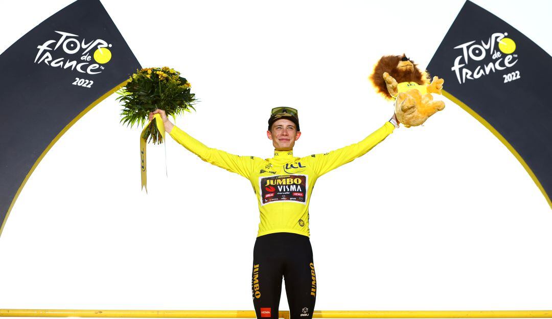 Jonas Vingegaard celebra en el podio del Tour de Francia su título.