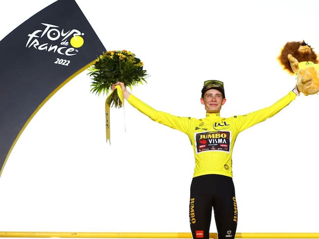 Jonas Vingegaard celebra en el podio del Tour de Francia su título.