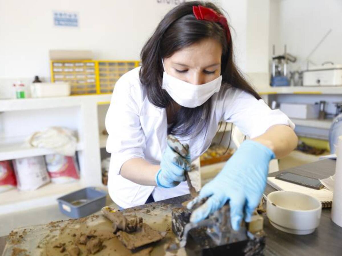 Universitarios usan neumáticos y escombros como insumo para pavimentar calles