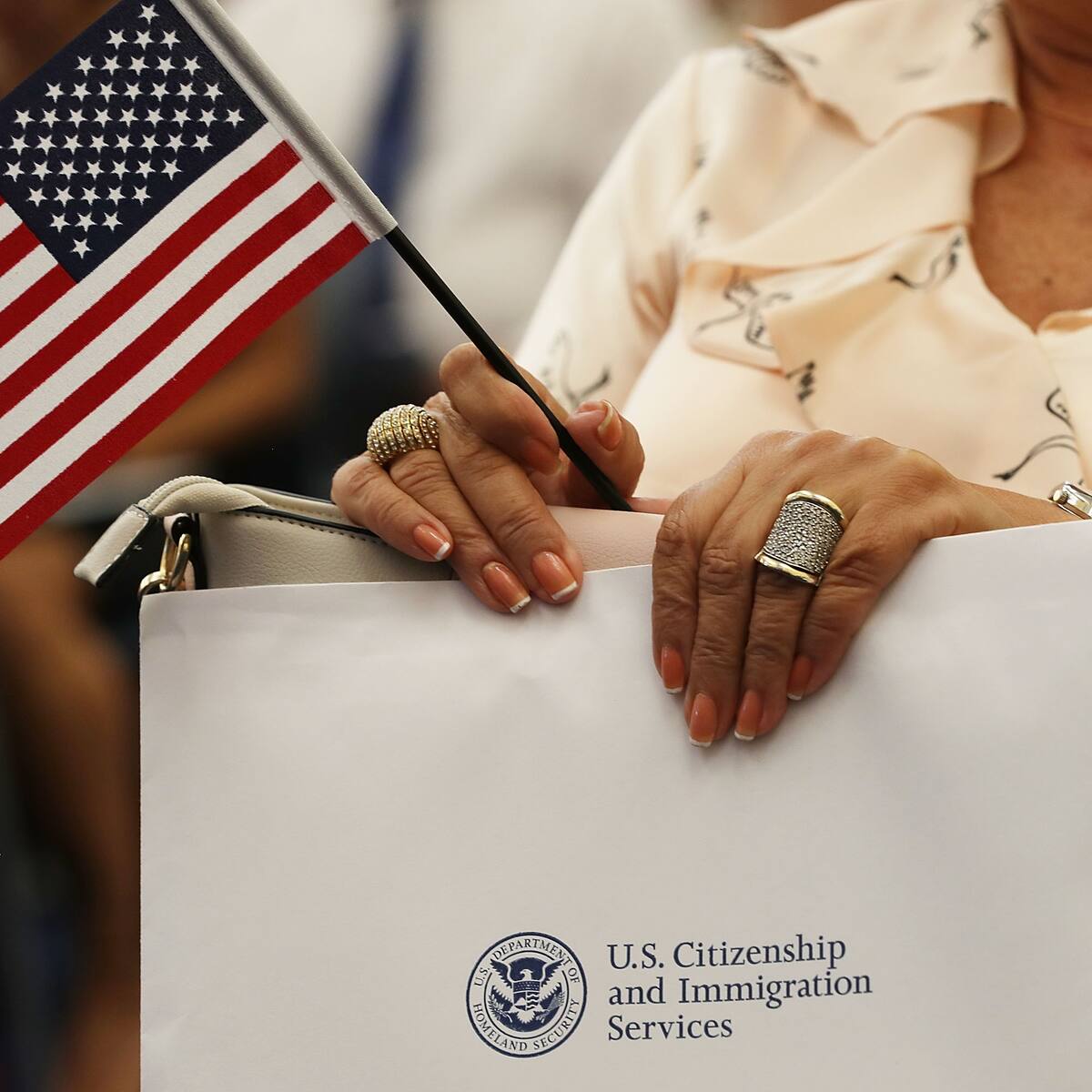 EE.UU. advierte estafas en redes sociales con la visa humanitaria para migrantes