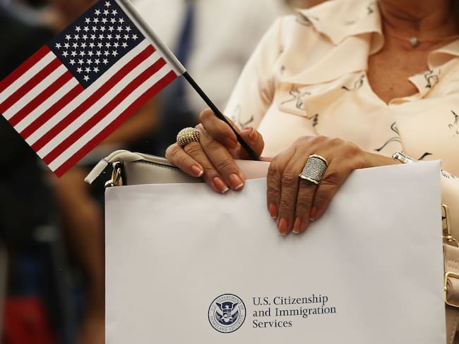EE.UU. advierte estafas en redes sociales con la visa humanitaria para migrantes