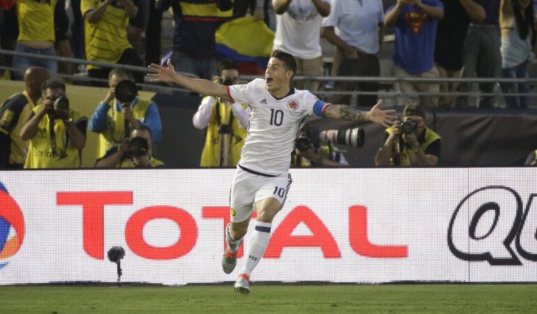 James Rodríguez celebra el segundo gol de Colombia ante Paraguay.
