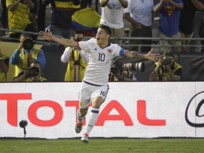 James Rodríguez celebra el segundo gol de Colombia ante Paraguay.