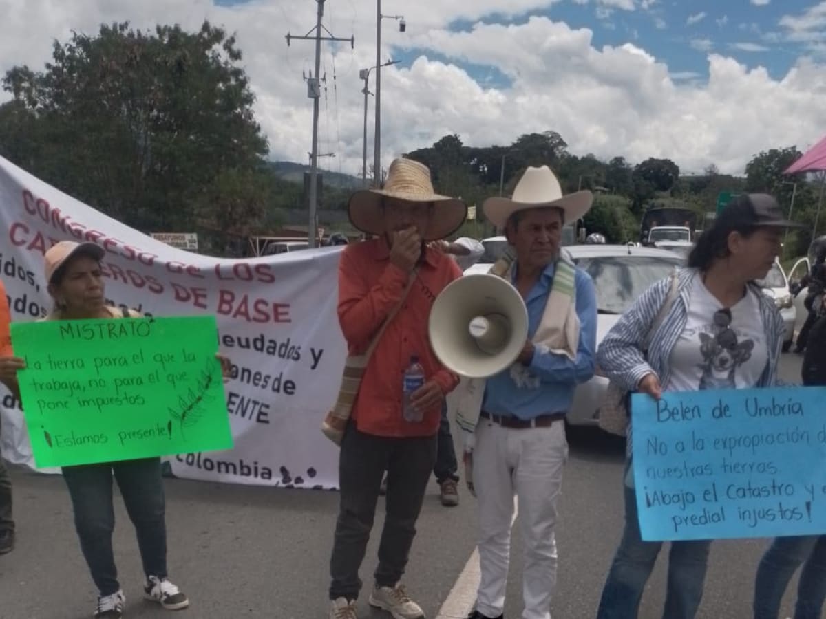 Cafeteros bloquean vías de Caldas por aumentos en los cobros del catastro en la zona rural