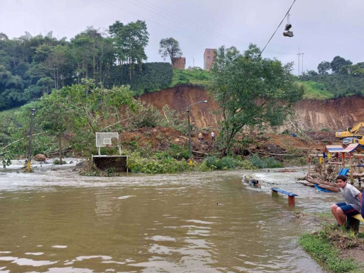 Buscan una posible víctima que estaría sepultada en derrumbe de La Trinidad