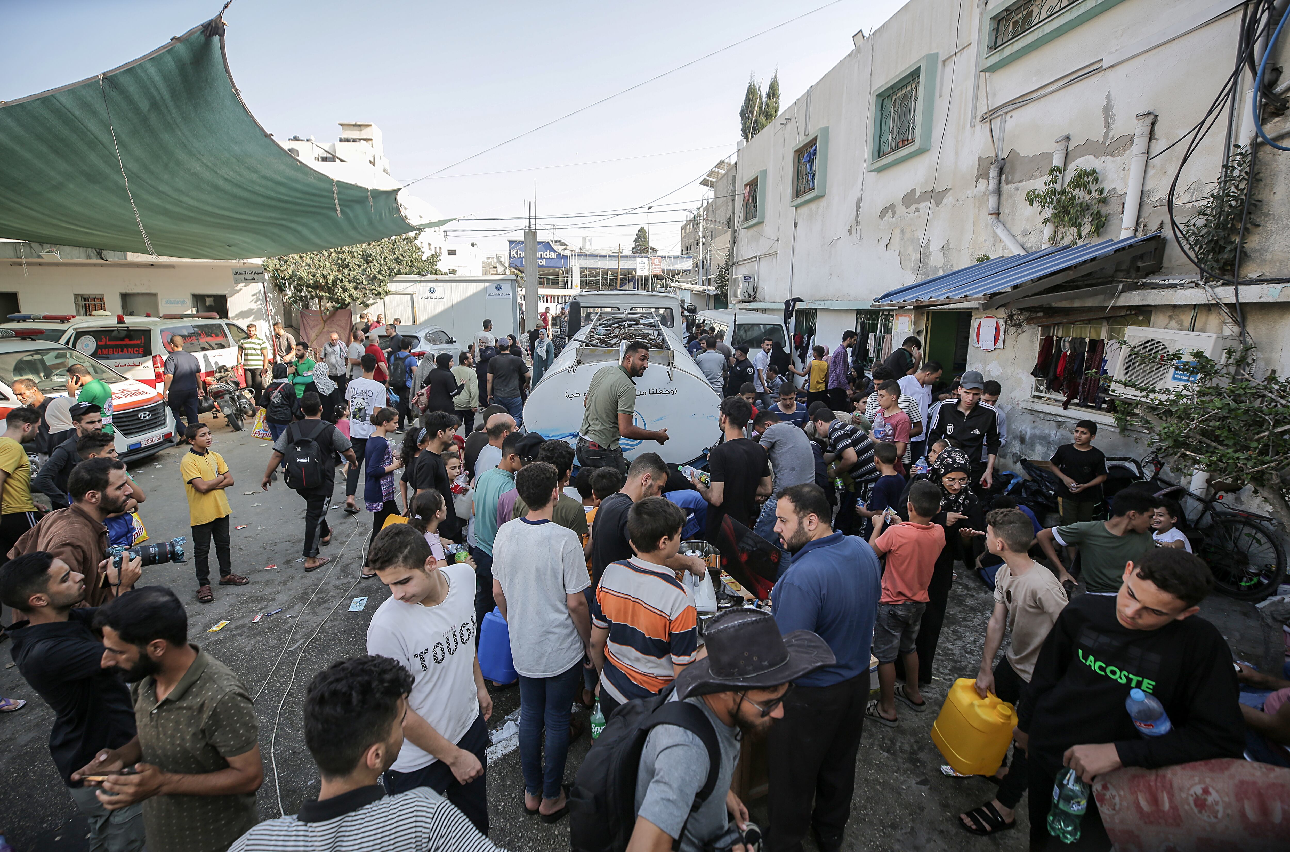 Gaza City (-), 14/10/2023.- Residents of Gaza fill containers with water in Gaza City, 14 October 2023. The Israeli Defense Force (IDF) on 13 October called for the evacuation of all civilians of northern Gaza. Ahead of an expected ground invasion. More than 1,300 Israelis have been killed and over 3,200 others injured, according to the IDF, after the Islamist movement Hamas launched an attack against Israel from the Gaza Strip on 07 October. More than 2,000 Palestinians have been killed and over 8,700 others injured in Gaza since Israel launched retaliatory air strikes, the Palestinian health ministry said. EFE/EPA/HAITHAM IMAD