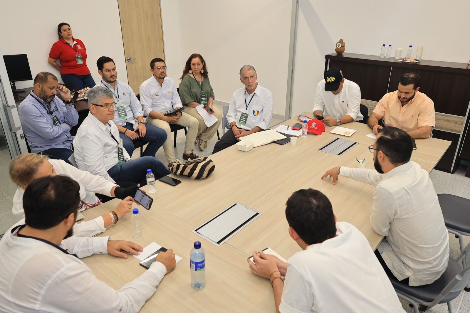 En la mesa participaron gobernadores, senadores y el ministro de Minas y Energía, Andrés Camacho