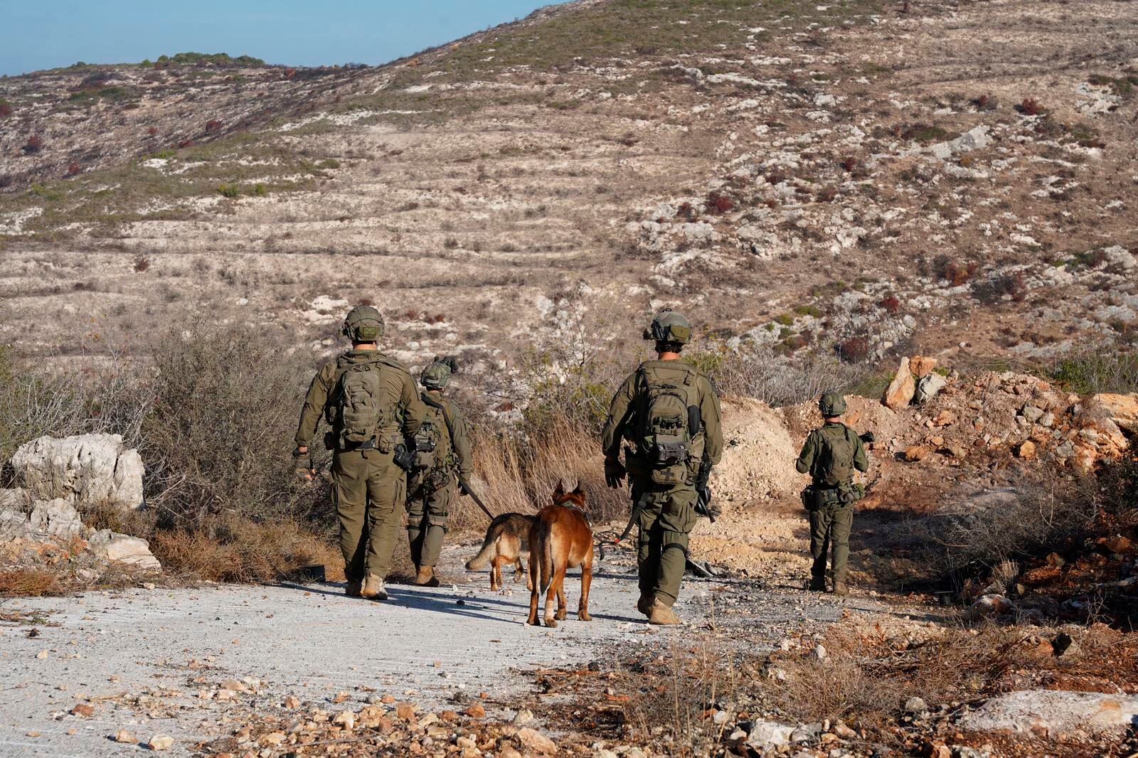LÍBANO, 18/11/2024.- Miembros del Ejército israelí durante una operación en el sur del Líbano.