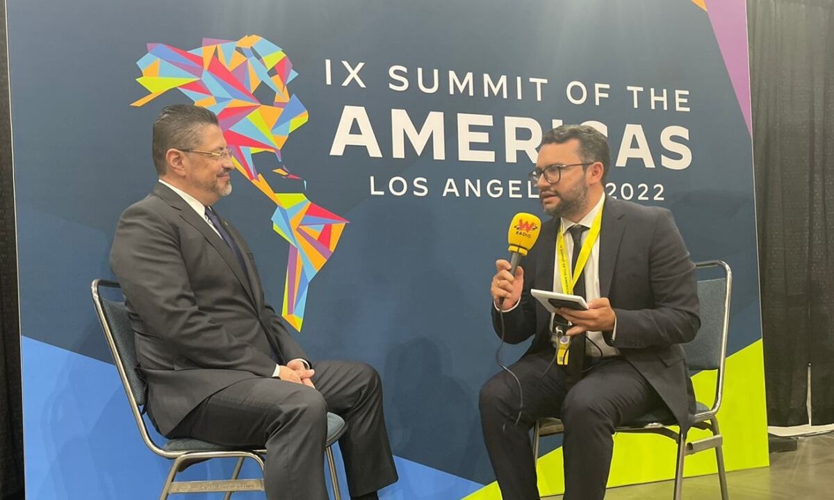 Rodrigo Chaves, el presidente de Costa Rica, en diálogo en La W. Foto: Juan Cardozo.