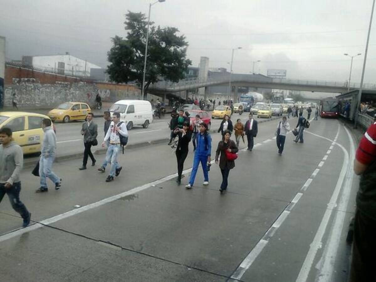 Por bloqueos en las estaciones y portales los bogotanos tienen que recorrer varios calles en busca de otro transprote.
