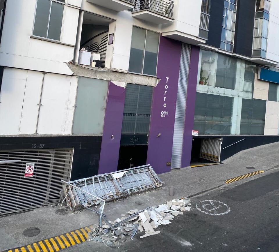 Caída de dos balcones de un edificio en pleno centro de Armenia. Foto: Cortesía ciudadanos
