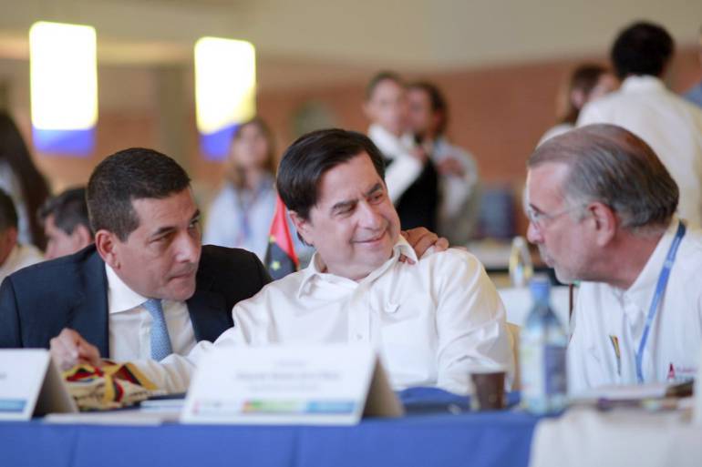 El Gobernador Verano y el ministro del Interior Juan F. Cristo en la instalación de la cumbre.