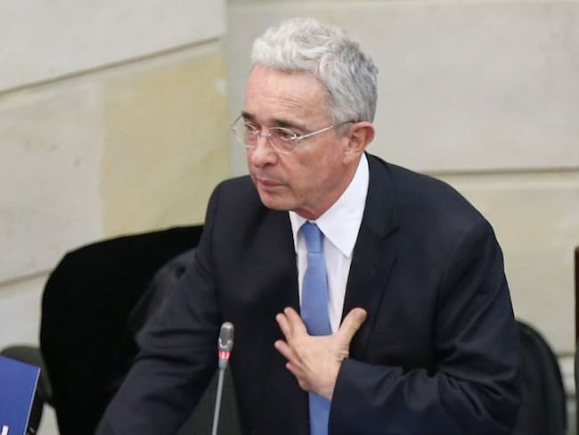 Álvaro Uribe renuncia a su curul en el Senado de la República