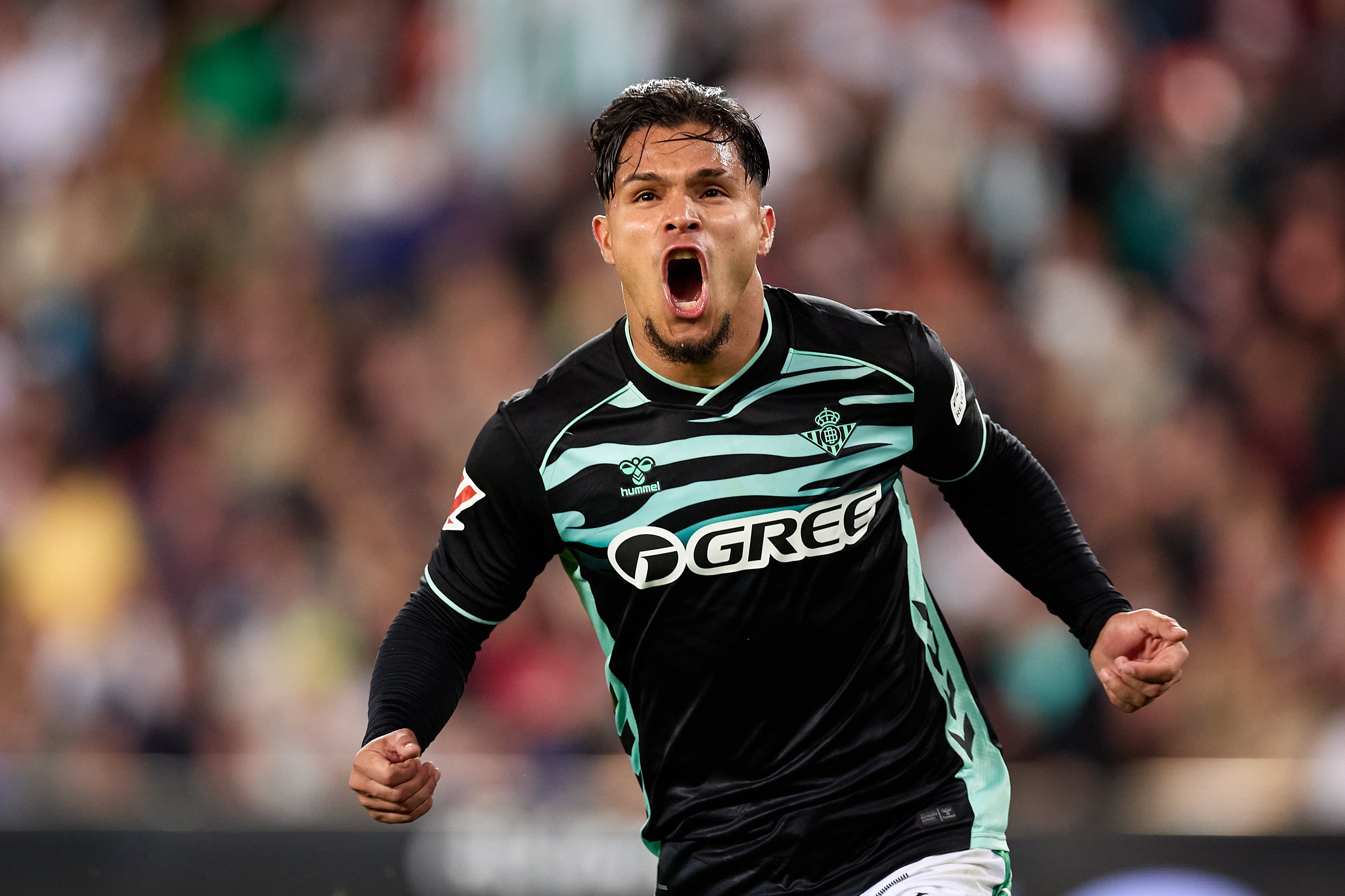 Cucho Hernández le responde a Lorenzo: vea su gol con Real Betis en su cruce ante Valencia por Liga. (Photo by Omar Arnau/Quality Sport Images/Getty Images)